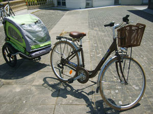 Vélo VTC avec une remorque pour enfant